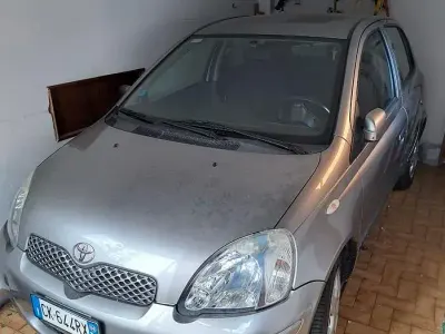 Usata Toyota Yaris 86 CV (63 kW) 2004 Grigio Berlina