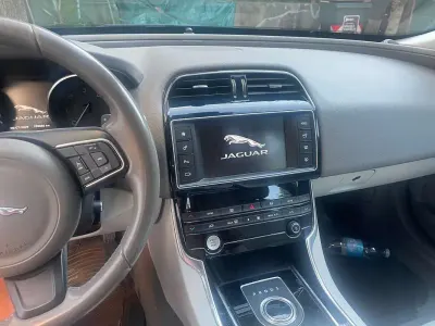 Usata Jaguar XE Prestige 179 CV (131 kW) 2018 Blu/azzurro Berlina