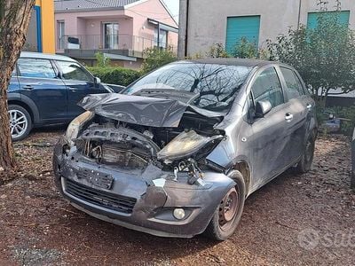 Usata Toyota Yaris 2011 Grigio Utilitaria