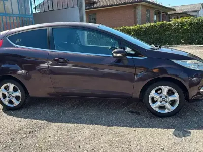 Usata Ford Fiesta Titanium 92 CV (67 kW) 2011 Marrone Berlina