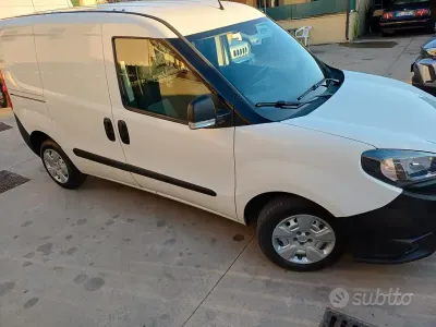 Usata Fiat Doblò 105 CV (77 kW) 2021 Bianco Monovolume