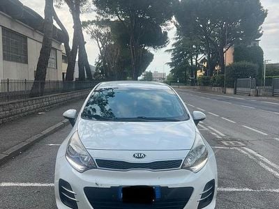 Usata Kia Rio 90 CV (66 kW) 2015 Bianco Berlina