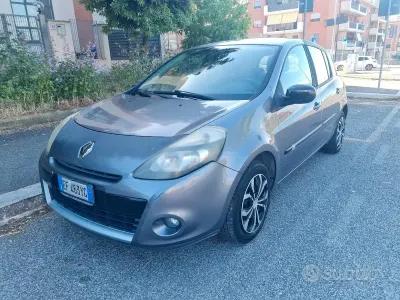 Usado Renault Clio II 75 CV (55 kW) 2010 Gris Berlina
