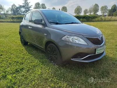 Usado Lancia Ypsilon Gold 69 HP (50 kW) 2016 Cinzento Citadino
