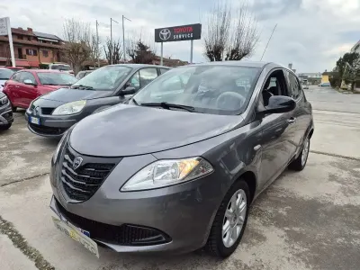 Usata Lancia Ypsilon 69 CV (50 kW) 2015 Grigio scuro Utilitaria