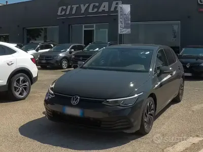 Usata VW Golf VIII Life 116 CV (85 kW) 2022 Grigio Berlina