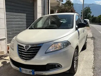 Usata Lancia Ypsilon Gold 69 CV (50 kW) 2012 Bianco Utilitaria