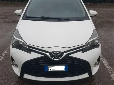 Usata Toyota Yaris Cool 90 CV (66 kW) 2015 Bianco Utilitaria