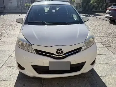 Usata Toyota Yaris Sol 69 CV (50 kW) 2012 Bianco Utilitaria