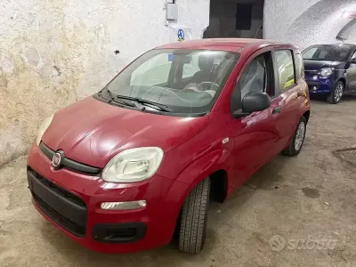 Usata Fiat Panda Lounge 69 CV (50 kW) 2014 Rosso Utilitaria