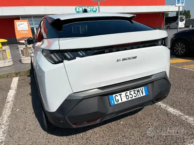 Usata Peugeot e-3008 Allure 103 kW (141 CV) 2024 Bianco SUV