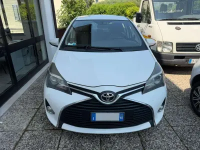 Usata Toyota Yaris Active 90 CV (66 kW) 2015 Bianco Utilitaria