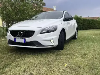 Usata Volvo V40 150 CV (110 kW) 2013 Bianco Berlina