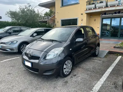Usata Toyota Yaris Sol 101 CV (74 kW) 2009 Grigio Utilitaria