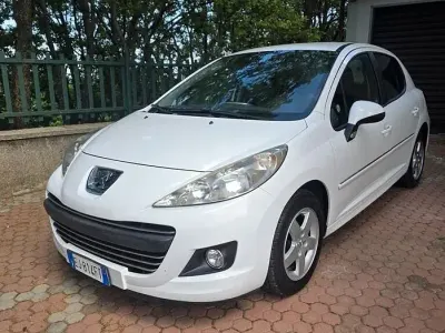 Käytetty Peugeot 207 68 HP (50 kW) 2011 Valkoinen Sedan