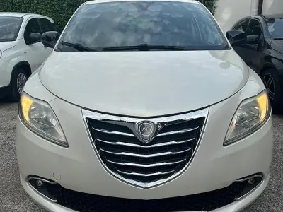 Usado Lancia Ypsilon S 95 HP (69 kW) 2012 Branco Citadino