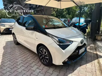 Usata Toyota Aygo Connect Style 72 CV (52 kW) 2021 Bianco Utilitaria
