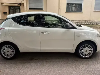Usata Lancia Ypsilon 95 CV (69 kW) 2016 Bianco Utilitaria