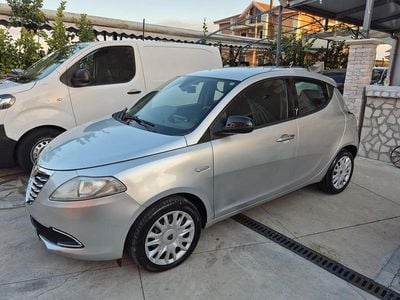 Usado Lancia Ypsilon S 95 HP (69 kW) 2012 Prateado Citadino
