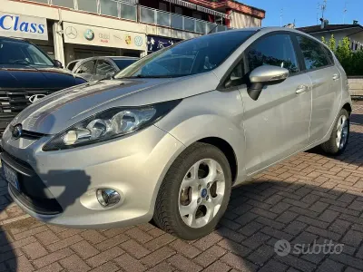 Usata Ford Fiesta Titanium 92 CV (67 kW) 2012 Grigio Berlina
