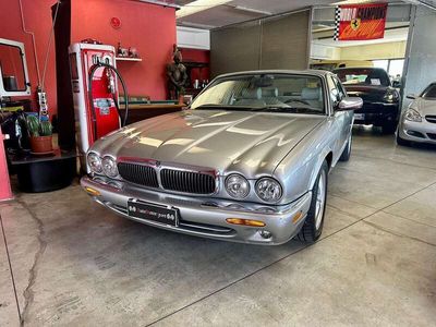 Usata Jaguar XJ8 Executive 284 CV (208 kW) 1998 Argento Berlina