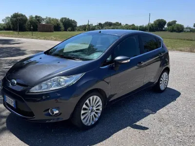 Usata Ford Fiesta Titanium 82 CV (60 kW) 2008 Grigio Utilitaria