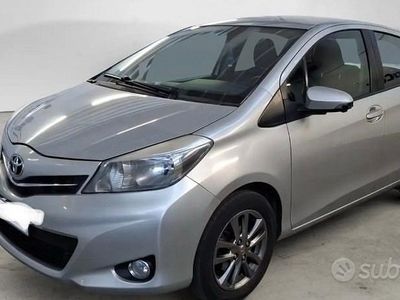 Usata Toyota Yaris Lounge 69 CV (50 kW) 2014 Grigio Utilitaria