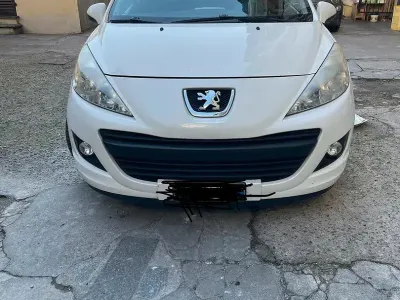 Usata Peugeot 207 73 CV (53 kW) 2013 Bianco Utilitaria
