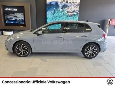 Usata VW Golf VIII Life 116 CV (85 kW) 2022 Grigio Utilitaria