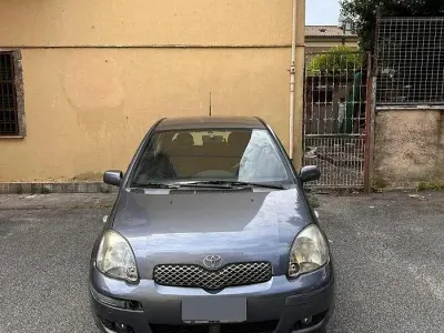 Usata Toyota Yaris 65 CV (47 kW) 2004 Grigio Berlina