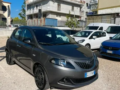 Usata Lancia Ypsilon Gold 69 CV (50 kW) 2022 Grigio Utilitaria