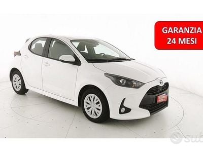 Begagnad Toyota Yaris Hybrid Business Edition 92 HK (67 kW) 2022 Vit Sedan