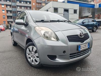 Grigio Usata 2007 Toyota Yaris Berlina | 4290 € (Buon prezzo)