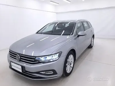 Usata VW Passat Business 122 CV (89 kW) 2022 Grigio Station wagon