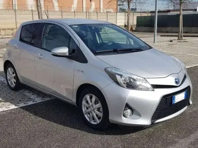 Usata Toyota Yaris Hybrid Lounge 75 CV (55 kW) 2013 Grigio Berlina