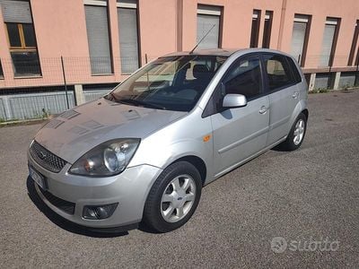 Begagnad Ford Fiesta Ghia 67 HK (49 kW) 2007 Grå Halvkombi