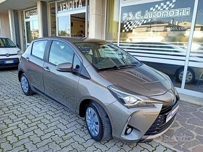 Usata Toyota Yaris Hybrid Active 73 CV (53 kW) 2017 Grigio Berlina