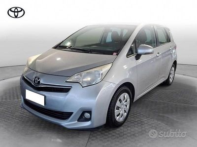 Usata Toyota Verso-S Active 90 CV (66 kW) 2013 Argento Monovolume