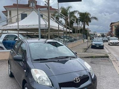Usata Toyota Yaris Eco 69 CV (50 kW) 2010 Grigio Utilitaria