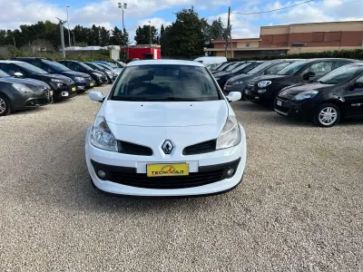 Käytetty Renault Clio II LE 75 HP (55 kW) 2008 Valkoinen Sedan