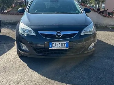Käytetty Opel Astra Cosmo 140 HP (102 kW) 2011 Musta Sedan