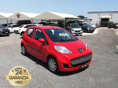Usata Peugeot 107 Active 68 CV (50 kW) 2011 Rosso Utilitaria