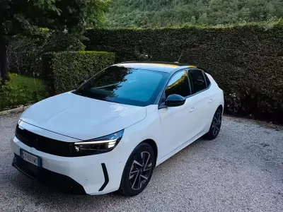 Usata Opel Corsa GS Line 101 CV (74 kW) 2025 Bianco Utilitaria