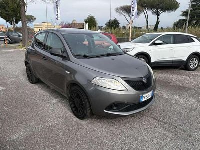 Usado Lancia Ypsilon 69 HP (50 kW) 2018 Cinzento Citadino