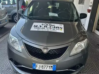 Usata Lancia Ypsilon Silver 69 CV (50 kW) 2017 Grigio Utilitaria