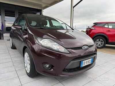 Usata Ford Fiesta 67 CV (49 kW) 2011 Marrone Utilitaria