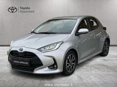 Begagnad Toyota Yaris Hybrid Trend 116 HK (85 kW) 2022 Grå Sedan