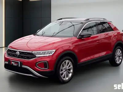 Usata VW T-Roc Life 150 CV (110 kW) 2023 Rosso/tetto nero SUV