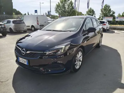 Käytetty Opel Astra Ultimate 122 HP (89 kW) 2022 Musta Viistoperä