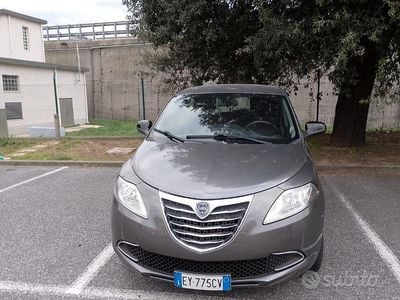 Usata Lancia Ypsilon 69 CV (50 kW) 2015 Grigio Utilitaria